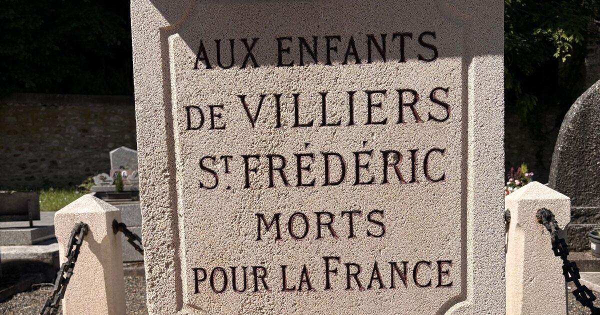 gerbe de fleurs en souvenir pour les enfants de villiers-saint-fr&eacute;d&eacute;ric mort pour la France.